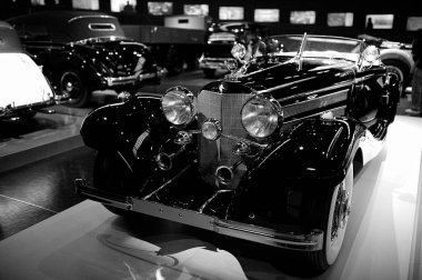 STUTTGART, GERMANY 11 Ekim 2025: Mercedes-Benz Müzesi 'nde sergilenen klasik Mercedes-Benz otomobili, Alman otomotiv mühendisliğinin mirasını ön plana çıkarıyor