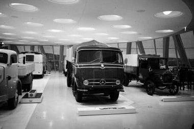 STUTTGART, GERMANY - 23, 2024 - Stuttgart 'taki Mercedes-Benz müzesinde markayla ilişkili tarihi Mercedes arabaları sergilenmektedir. Stuttgart 'taki Mercedes Benz Müzesi' nin içinde..