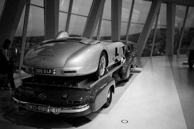 STUTTGART, GERMANY - 23, 2024 - Stuttgart 'taki Mercedes-Benz müzesinde markayla ilişkili tarihi Mercedes arabaları sergilenmektedir. Stuttgart 'taki Mercedes Benz Müzesi' nin içinde..