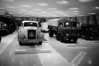 STUTTGART, GERMANY 11 Ekim 2025: Mercedes-Benz Müzesi 'nde sergilenen klasik Mercedes-Benz otomobili, Alman otomotiv mühendisliğinin mirasını ön plana çıkarıyor