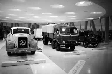 STUTTGART, GERMANY - 23, 2024 - Stuttgart 'taki Mercedes-Benz müzesinde markayla ilişkili tarihi Mercedes arabaları sergilenmektedir. Stuttgart 'taki Mercedes Benz Müzesi' nin içinde..
