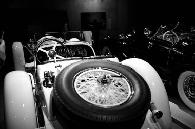 STUTTGART, GERMANY - 23, 2024 - Mercedes Benz arabalı galeri Stuttgart, Almanya 'daki Mercedes Benz Müzesi