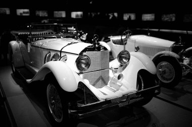 STUTTGART, GERMANY - 23, 2024 - Stuttgart 'taki Mercedes-Benz müzesinde markayla ilişkili tarihi Mercedes arabaları sergilenmektedir. Stuttgart 'taki Mercedes Benz Müzesi' nin içinde..