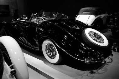 STUTTGART, GERMANY 11 Ekim 2025: Mercedes-Benz Müzesi 'nde sergilenen klasik Mercedes-Benz otomobili, Alman otomotiv mühendisliğinin mirasını ön plana çıkarıyor