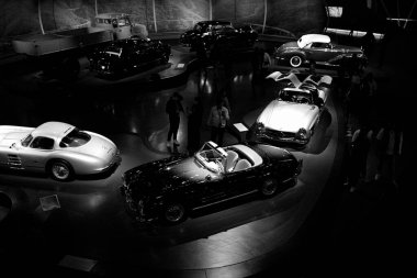 STUTTGART, GERMANY - 23, 2024 - Mercedes Benz arabalı galeri Stuttgart, Almanya 'daki Mercedes Benz Müzesi