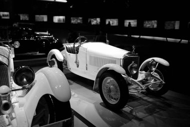 STUTTGART, GERMANY - 23, 2024 - Stuttgart 'taki Mercedes-Benz müzesinde markayla ilişkili tarihi Mercedes arabaları sergilenmektedir. Stuttgart 'taki Mercedes Benz Müzesi' nin içinde..