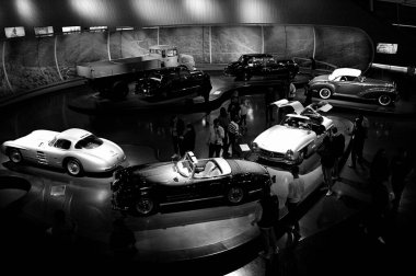 STUTTGART, GERMANY 11 Ekim 2025: Mercedes-Benz Müzesi 'nde sergilenen klasik Mercedes-Benz otomobili, Alman otomotiv mühendisliğinin mirasını ön plana çıkarıyor