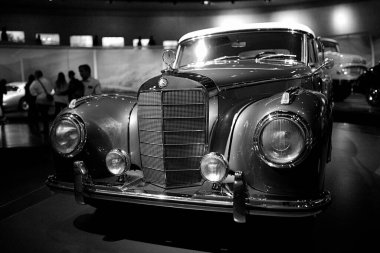 STUTTGART, GERMANY 11 Ekim 2025: Mercedes-Benz Müzesi 'nde sergilenen klasik Mercedes-Benz otomobili, Alman otomotiv mühendisliğinin mirasını ön plana çıkarıyor