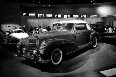 STUTTGART, GERMANY - 23, 2024 - Mercedes Benz arabalı galeri Stuttgart, Almanya 'daki Mercedes Benz Müzesi