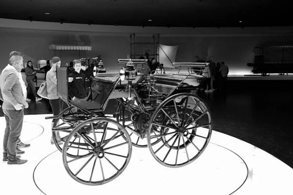 STUTTGART, GERMANY 11 Ekim 2025: Mercedes-Benz Müzesi 'nde sergilenen klasik Mercedes-Benz otomobili, Alman otomotiv mühendisliğinin mirasını ön plana çıkarıyor