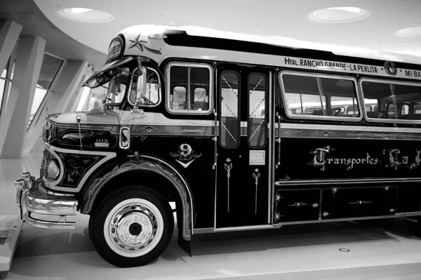 STUTTGART, GERMANY 11 Ekim 2025: Mercedes-Benz Müzesi 'nde sergilenen klasik Mercedes-Benz otomobili, Alman otomotiv mühendisliğinin mirasını ön plana çıkarıyor