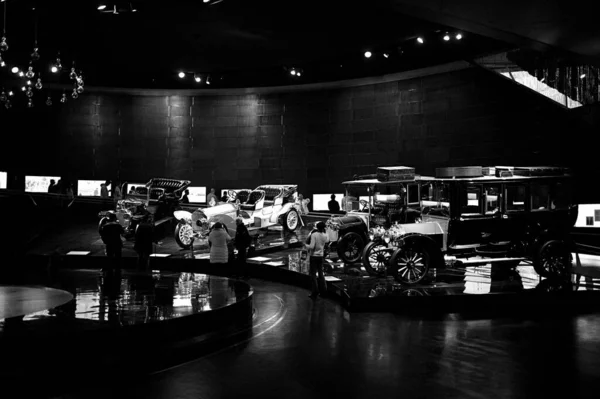 STUTTGART, GERMANY - 23, 2024 - Mercedes Benz arabalı galeri Stuttgart, Almanya 'daki Mercedes Benz Müzesi
