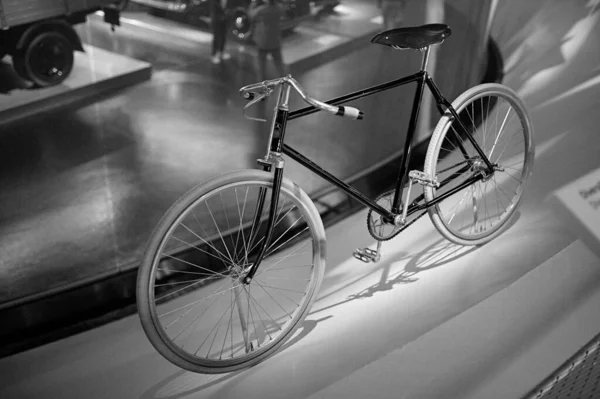 STUTTGART, GERMANY - 23, 2024 - Mercedes Benz arabalı galeri Stuttgart, Almanya 'daki Mercedes Benz Müzesi