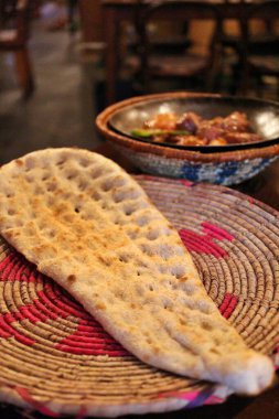 Afgan mutfağı: fırında naan (yassı ekmek))