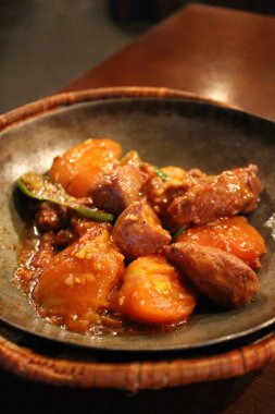 Afgan mutfağı: domatesli ve biberli koyun eti.