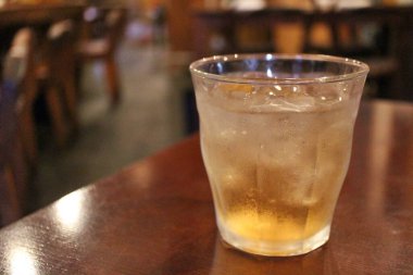 Sodayla karıştırılmış İspanyol meşe palamudu likörü