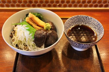 Japon mutfağı: Mishima, Shizuoka, Japonya 'da shiitake mantarlı soba