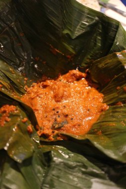 Hint mutfağı: muz yapraklı karides körisi.