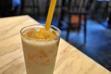 Hint içeceği: bal ve tuzlu limon lassi (yoğurt bazlı içecek)