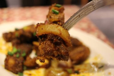 Nepal mutfağı: sukuti sadheko (kurutulmuş koyun eti baharatlı salata)