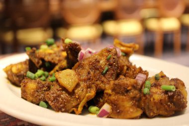 Nepal mutfağı: sukuti sadheko (kurutulmuş koyun eti baharatlı salata)