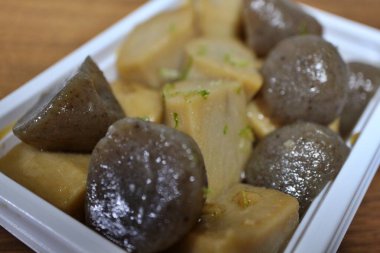 Kaynatılmış Satoimo (Japon taro) ve Konjac Tokyo, Japonya 'da bir süpermarketten satın alındı.