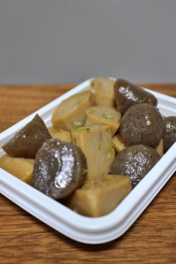 Kaynatılmış Satoimo (Japon taro) ve Konjac Tokyo, Japonya 'da bir süpermarketten satın alındı.