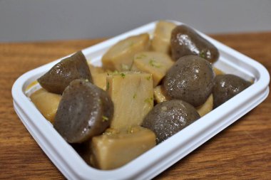 Kaynatılmış Satoimo (Japon taro) ve Konjac Tokyo, Japonya 'da bir süpermarketten satın alındı.