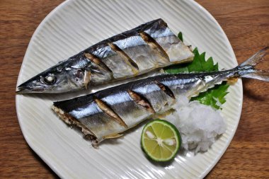 Japon ev yemeği: rendelenmiş daikon turp ve sudachi narenciye ile ızgara tuzlanmış ruh (pasifik saury)