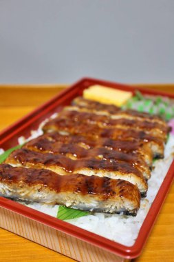 Unagi Kabayaki (ızgara yılan balığı) bento kutusu Tokyo, Japonya 'da bir süpermarketten satın alınmıştır.