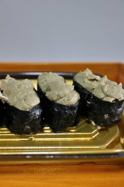 Kanimiso (yengeç tomalley) nigirzushi, Tokyo, Japonya 'da bir süpermarketten satın alındı.