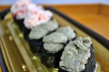 Kanimiso (yengeç tomalley) nigirzushi, Tokyo, Japonya 'da bir süpermarketten satın alındı.
