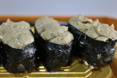 Kanimiso (yengeç tomalley) nigirzushi, Tokyo, Japonya 'da bir süpermarketten satın alındı.