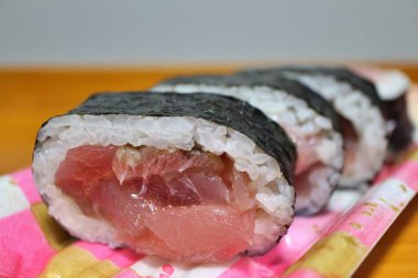 Toro Makizushi (yağlı ton balığı rulosu suşi) Tokyo, Japonya 'da bir süpermarketten satın alındı.
