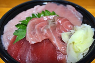 Toro (yağlı ton balığı) Japon, Tokyo 'da bir süpermarketten alınmış pirinç kasesi.