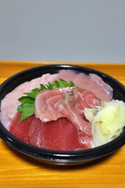 Toro (yağlı ton balığı) Japon, Tokyo 'da bir süpermarketten alınmış pirinç kasesi.