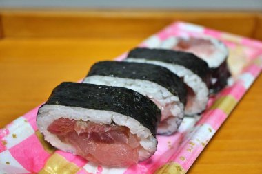 Toro Makizushi (yağlı ton balığı rulosu suşi) Tokyo, Japonya 'da bir süpermarketten satın alındı.