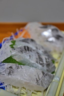 Tachiuo (saç kuyruğu) sashimi Tokyo, Japonya 'da bir süpermarketten satın alındı.