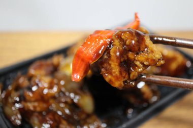 Tokyo, Japonya 'da bir süpermarketten alınan kara sirke subuta (tatlı ve ekşi domuz eti).