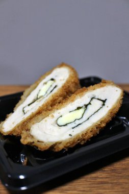 Japon, Tokyo 'daki bir süpermarketten alınmış Shiso yaprakları ve peynirle doldurulmuş kızarmış tavuk filetosu.