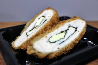 Japon, Tokyo 'daki bir süpermarketten alınmış Shiso yaprakları ve peynirle doldurulmuş kızarmış tavuk filetosu.