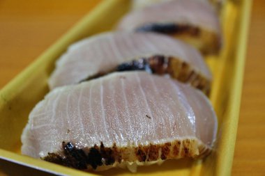 Izgara sarıkuyruklu nigirzushi Tokyo, Japonya 'da bir süpermarketten alınmış.