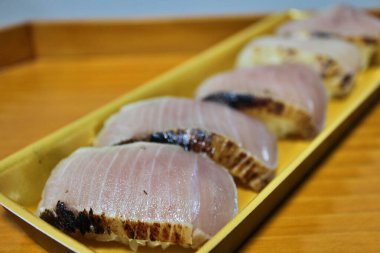 Izgara sarıkuyruklu nigirzushi Tokyo, Japonya 'da bir süpermarketten alınmış.