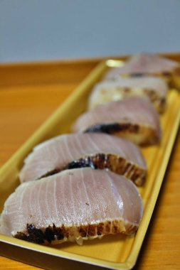 Izgara sarıkuyruklu nigirzushi Tokyo, Japonya 'da bir süpermarketten alınmış.