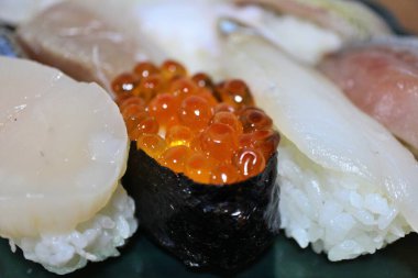 Ikura (somon yumurtası) nigirzushi, Tokyo, Japonya 'da bir süpermarketten satın alınmıştır.