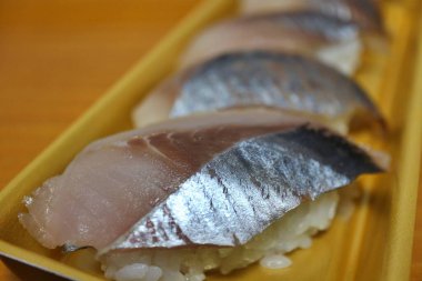 Hokke (Atka uskumrusu) nigirzushi Tokyo, Japonya 'da bir süpermarketten satın alındı.