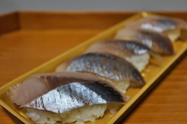 Hokke (Atka uskumrusu) nigirzushi Tokyo, Japonya 'da bir süpermarketten satın alındı.
