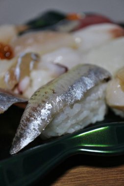 Toro iwashi (yağlı sardalya) nigirzushi Tokyo, Japonya 'da bir süpermarketten satın alındı.