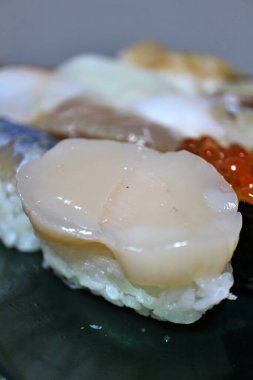 Deniz tarağı nigirzushi Tokyo, Japonya 'da bir süpermarketten alınmış.