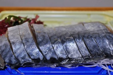 Shimesaba (sirkeli uskumru sashimi) Tokyo, Japonya 'da bir süpermarketten satın alınmıştır.